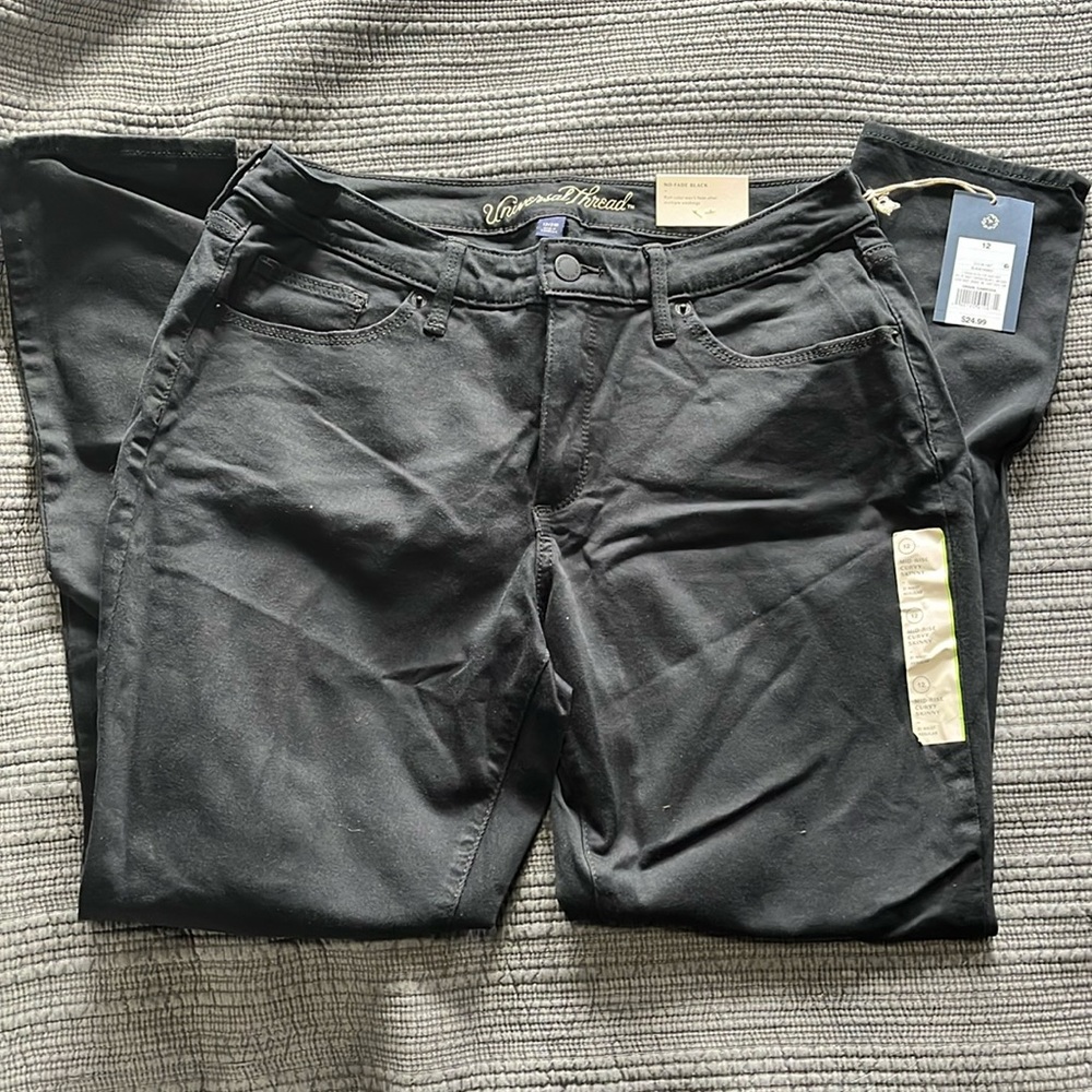 Universal Thread mid-rise curvy skinny jeans size 12/31R in no fade black.